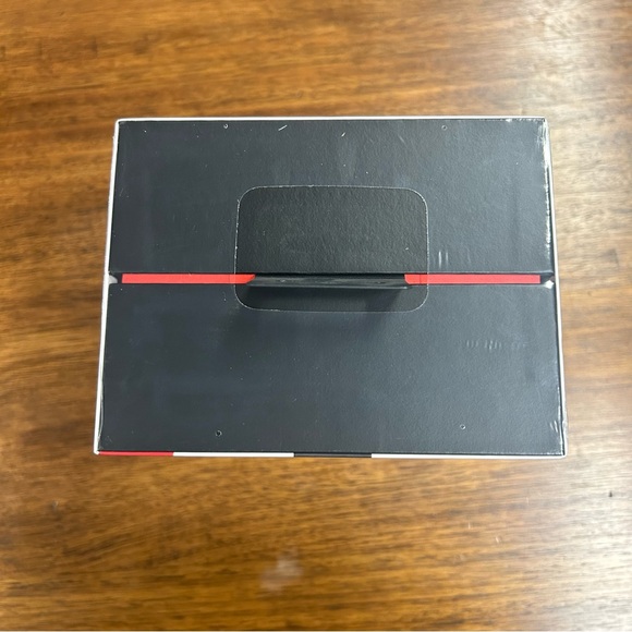 Beats Solo3 Wireless On-Ear Headphones in Gloss Black NEW IN BOX! - Picture 9 of 11